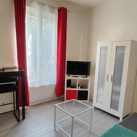 شقة Charming Parisian Studio! *