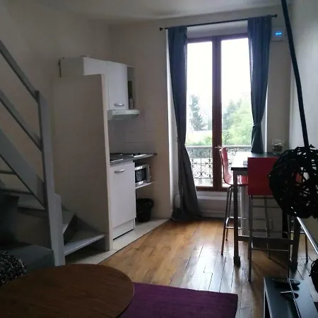 Charming Parisian Studio! * 이브리쉬르센
